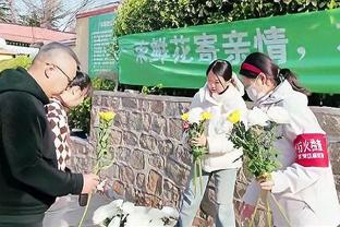 Chúc mừng tân hôn! Ông Vương Triết Lâm và vợ về quê mời già trẻ cả làng ăn cơm